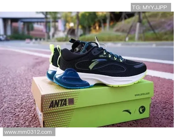 足球明星鞋袋包的时尚魅力与实用性完美结合，助你轻松展现运动风格